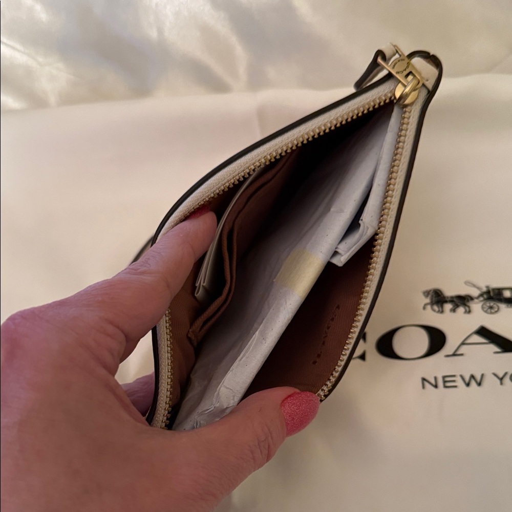 💜 NWT Coach Chalk Large  Essential Wristlet With Sticker Print and Gold Hardware - Picture 7 of 9